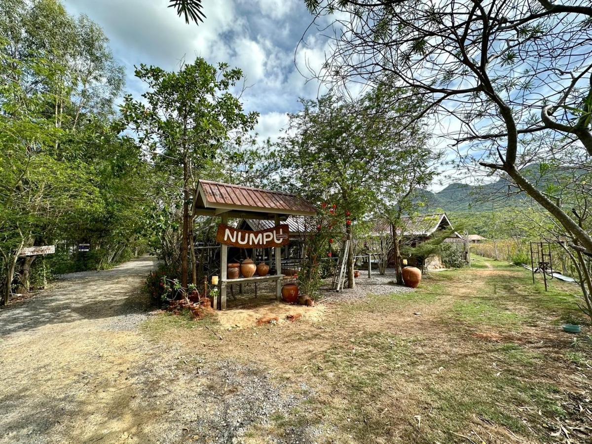 Hotel Numpu Baandin à Sam Roi Yot Extérieur photo