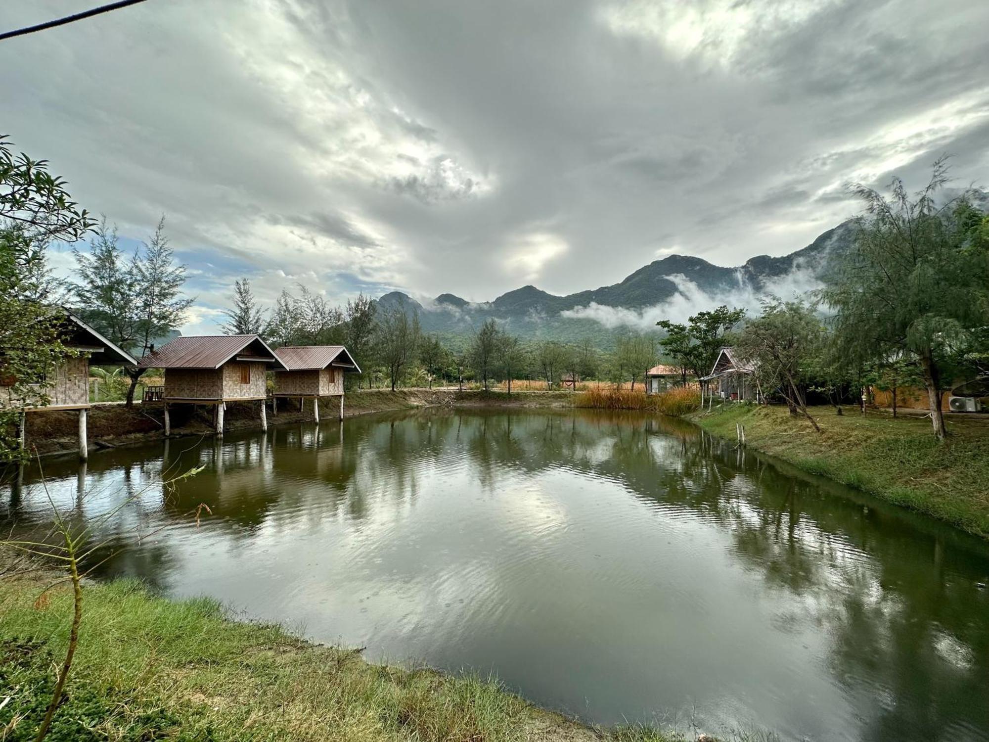 Hotel Numpu Baandin à Sam Roi Yot Extérieur photo